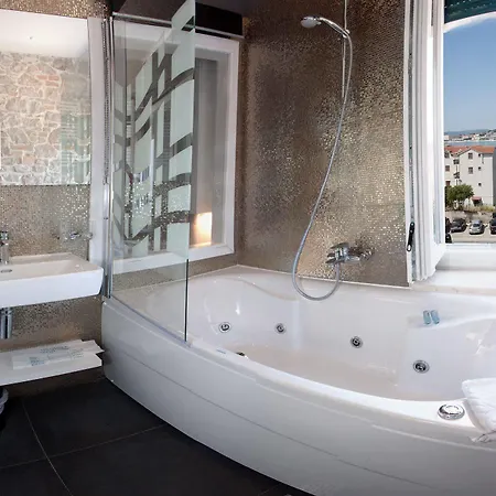 Authentic Luxury 4*