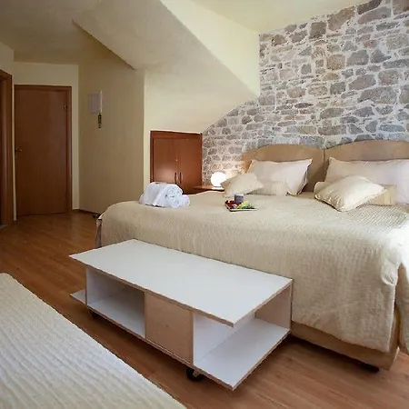 オーセンティック ラグジュアリー ルームス