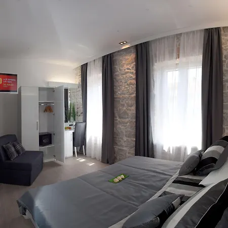 オーセンティック ラグジュアリー ルームス 4* スプリト