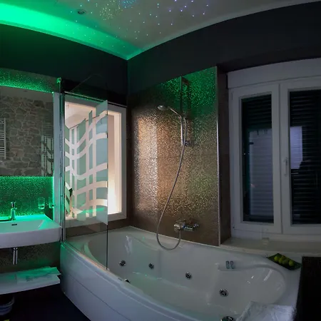 オーセンティック ラグジュアリー ルームス