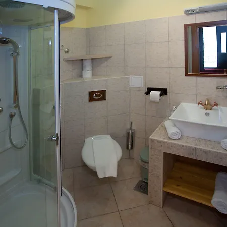 オーセンティック ラグジュアリー ルームス