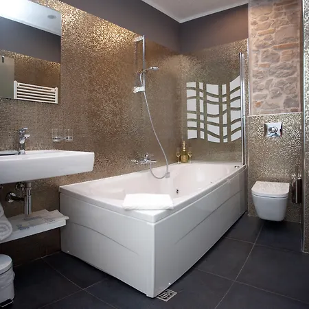 オーセンティック ラグジュアリー ルームス 4*