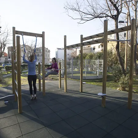 オーセンティック ラグジュアリー ルームス 4*