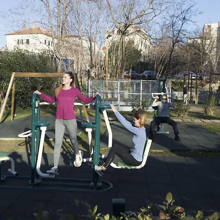 オーセンティック ラグジュアリー ルームス