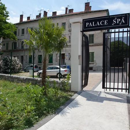 オーセンティック ラグジュアリー ルームス 4*