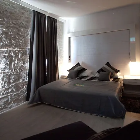 Authentic Luxury سبليت