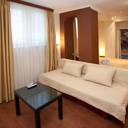 Authentic Luxury سبليت