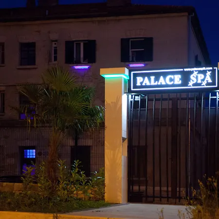 Authentic Luxury سبليت