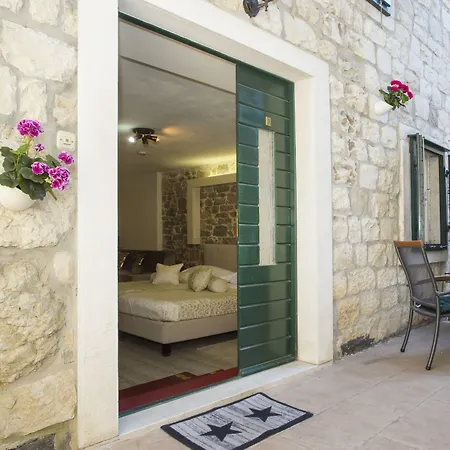 Authentic Luxury سبليت