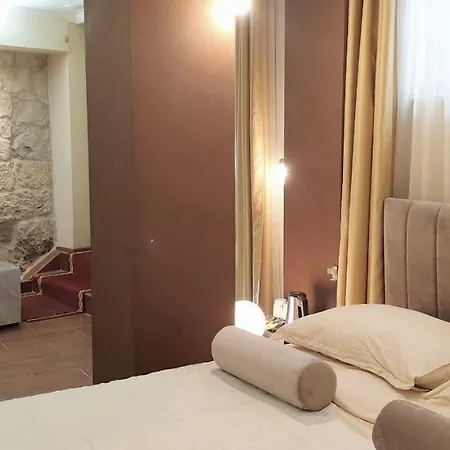 Authentic Luxury Split